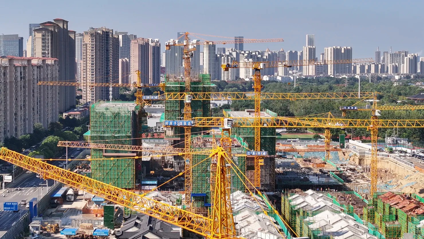 China Property Slump Deepens as 2025 Housing Market Outlook Worsens