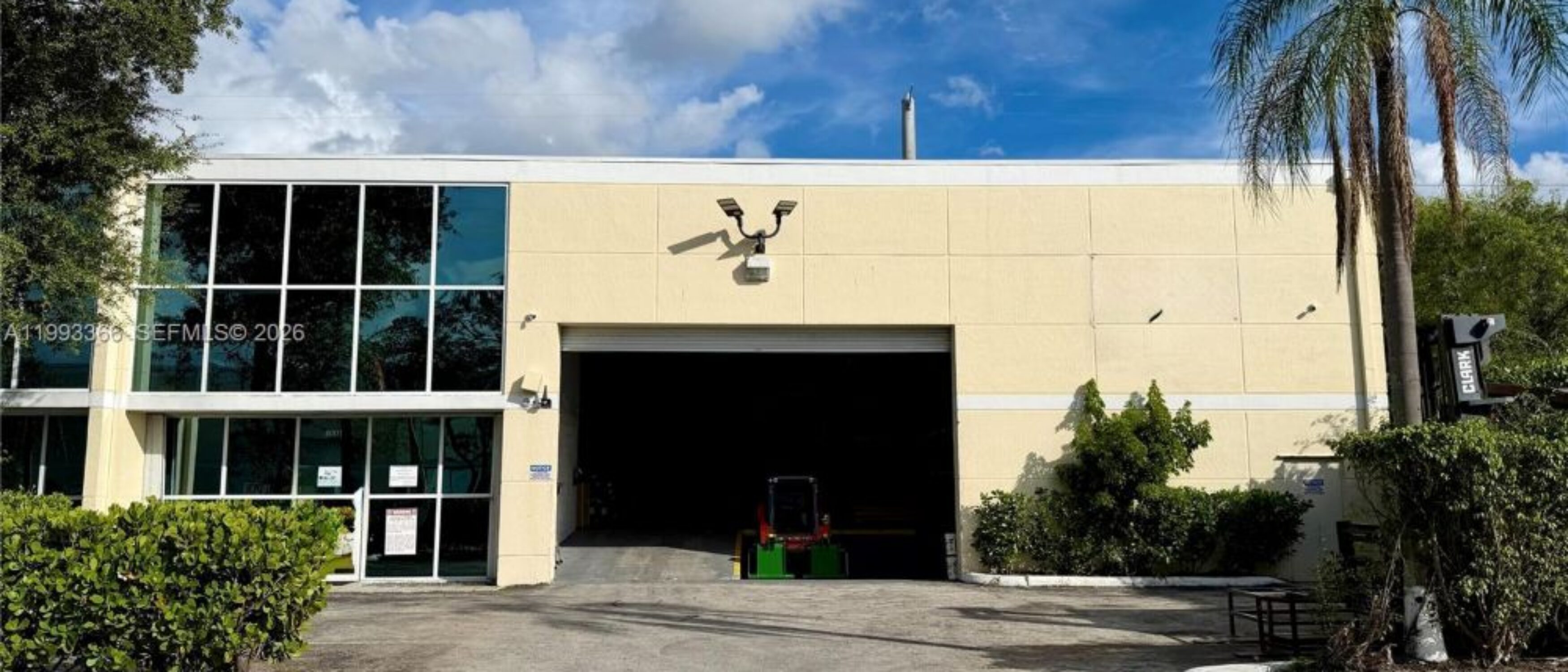 Doral Warehouse Space With Office Setup