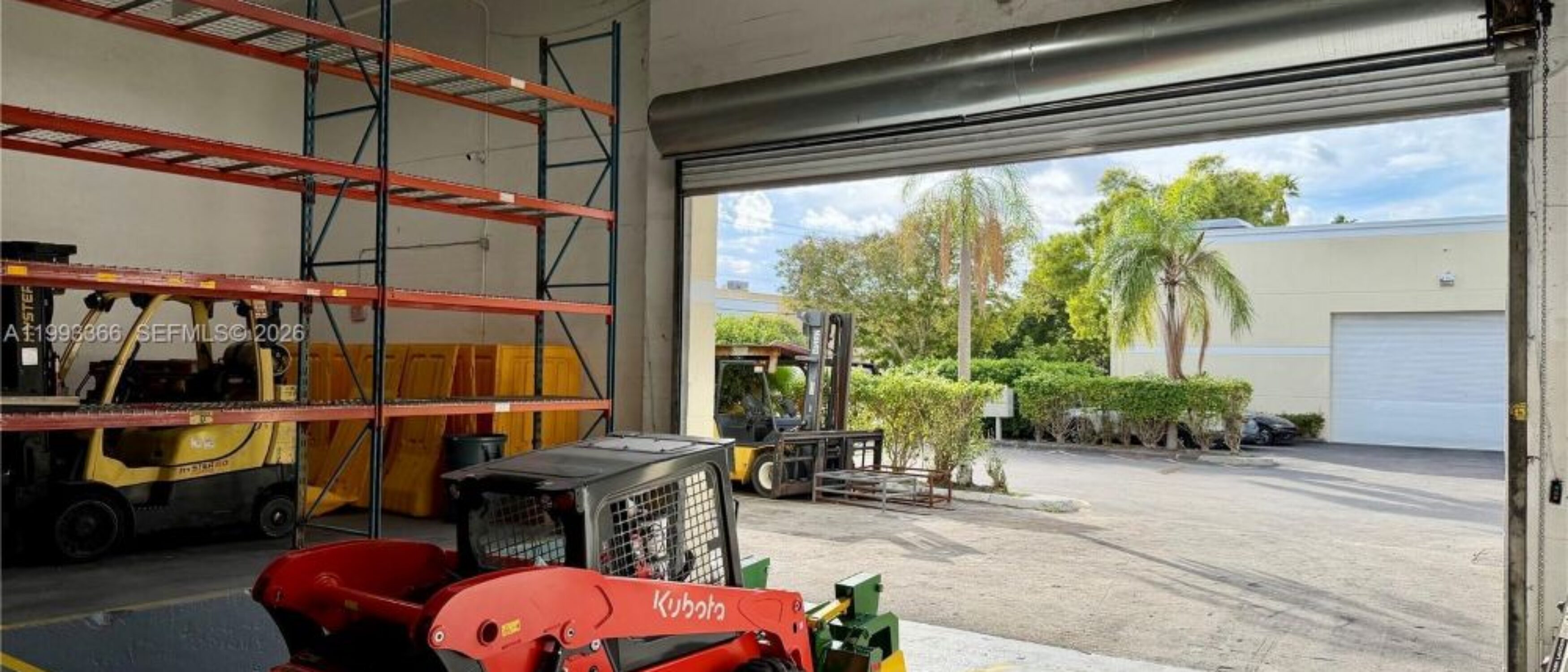 Doral Warehouse Space With Office Setup