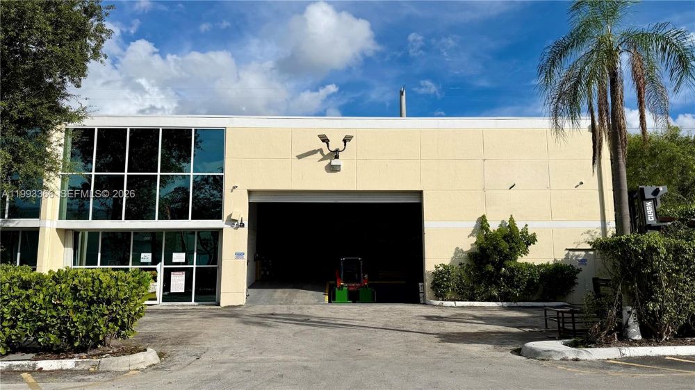 Doral Warehouse Space With Office Setup
